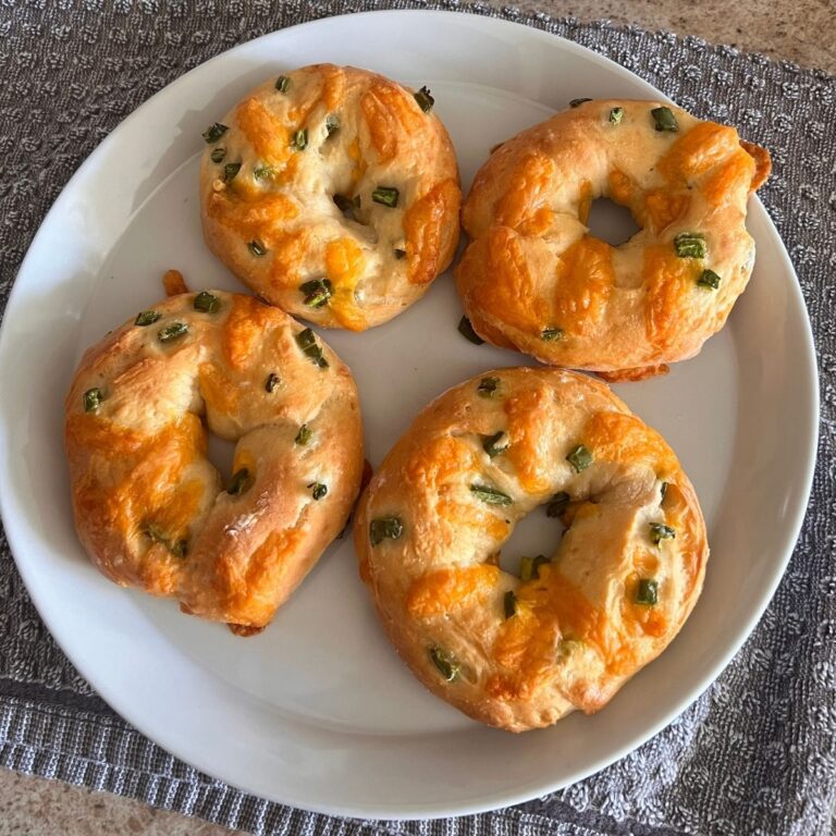 Jalapeno Cheddar Greek Yogurt Bagels 🥯